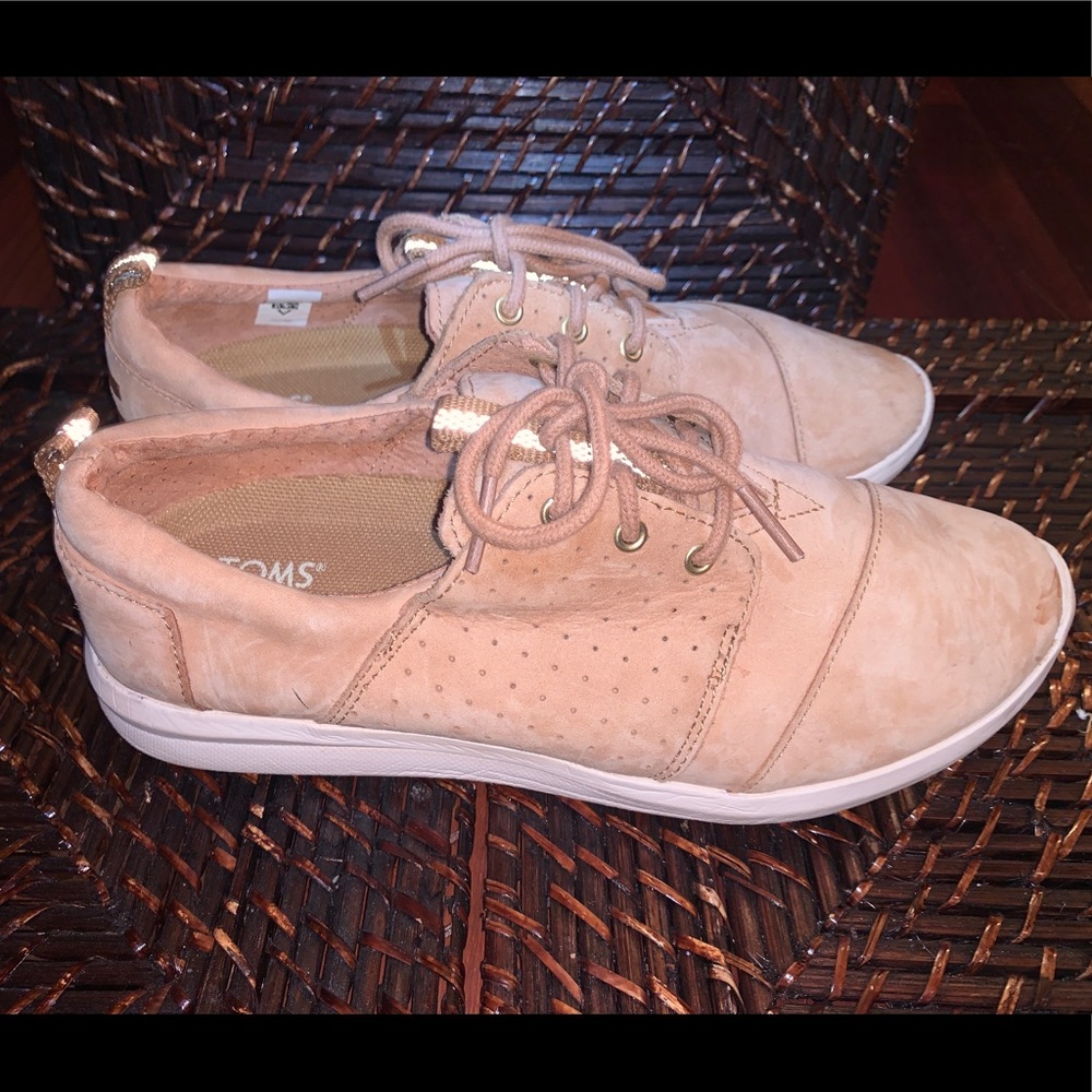 TOMS suede women’s athletic/casual sneaker SIZE 7!